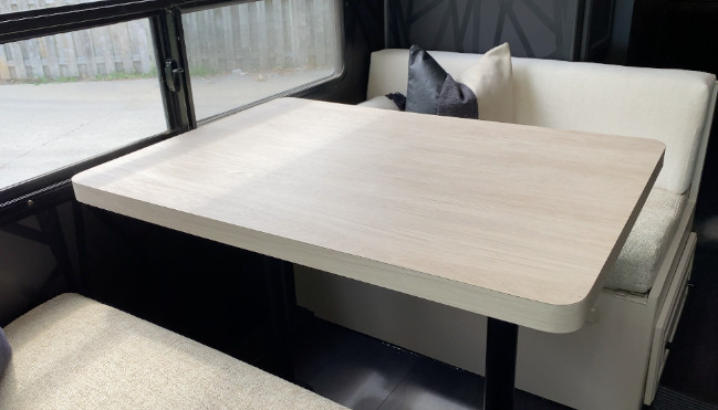 Le résultat final de la table du coin banquette de notre VR, avec l’ajout de l’Arborite fini bois dans les teintes de terre résultat de la table du coin banquette